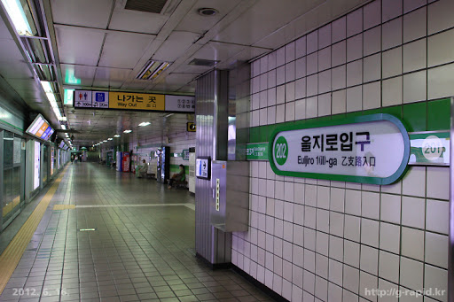 现代乙支路入口站地铁站，现代化的交通枢纽的样貌