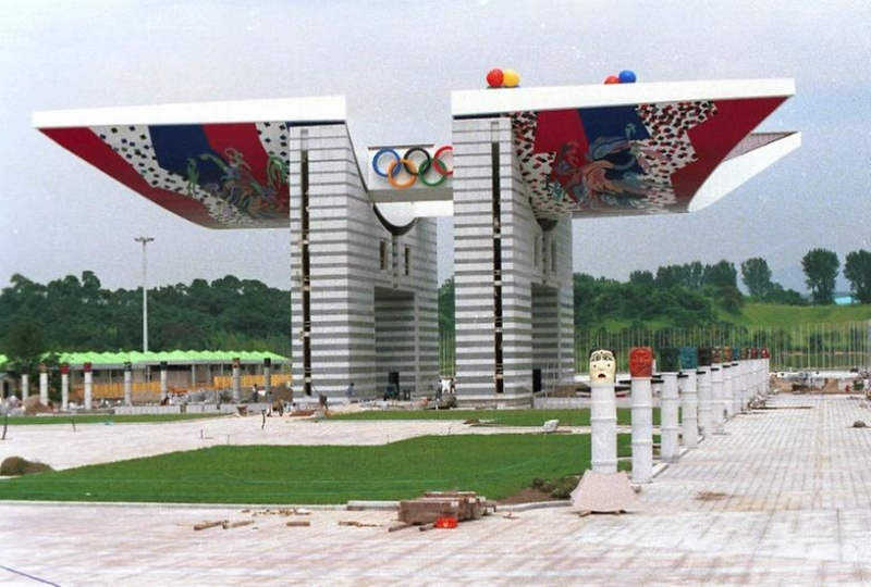 汉城奥运1988年旧照片，奥林匹克公园建设与世界和平之门地标