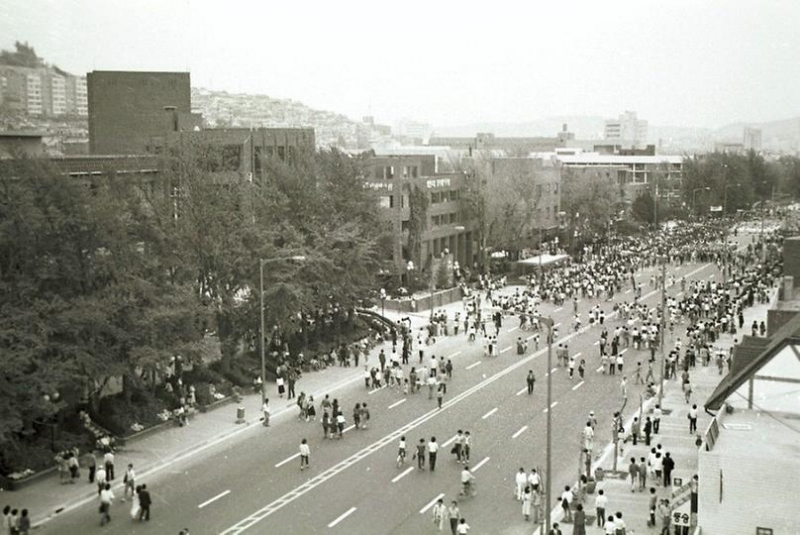 惠化大学路1985年旧照片，首尔大学附近活力与多样活动记录
