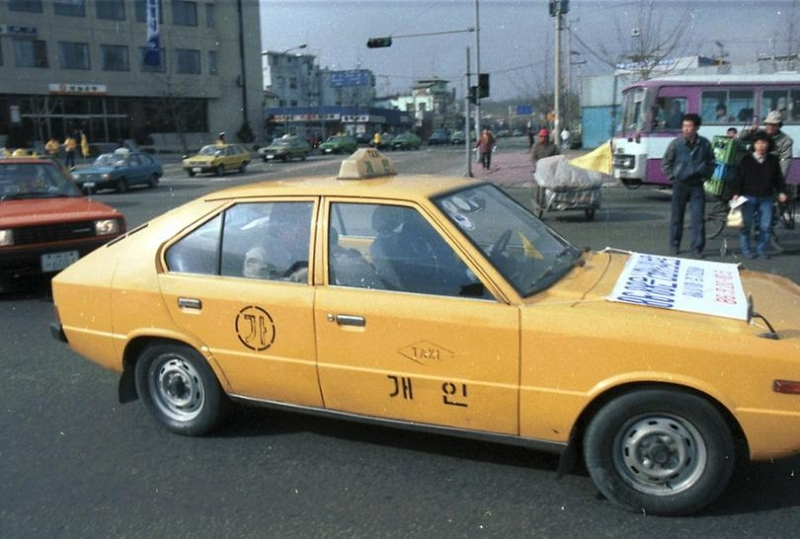 首尔黄色计程车1986年旧照片，显示多年前的交通样貌