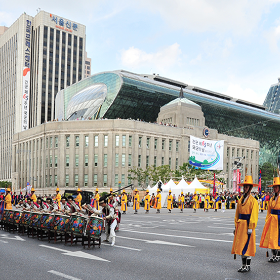 现代首尔市厅，历史与现代建筑结合，广场上的文化活动