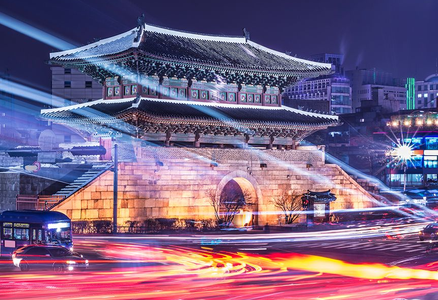 现代兴仁之门夜景，灯光璀璨，展示首尔东北部的历史与现代结合