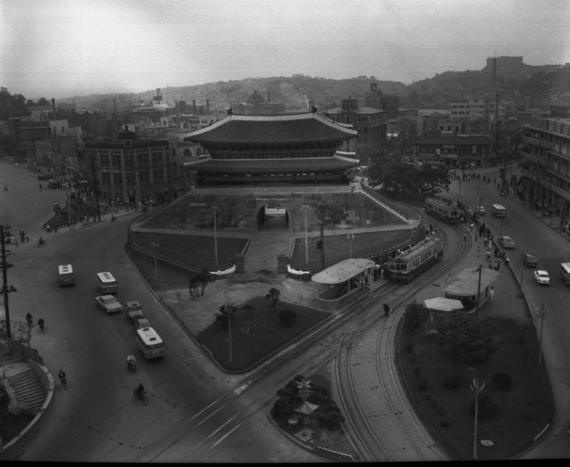 崇礼门1963年旧照片，展示过去首尔中心的城门和街道活力