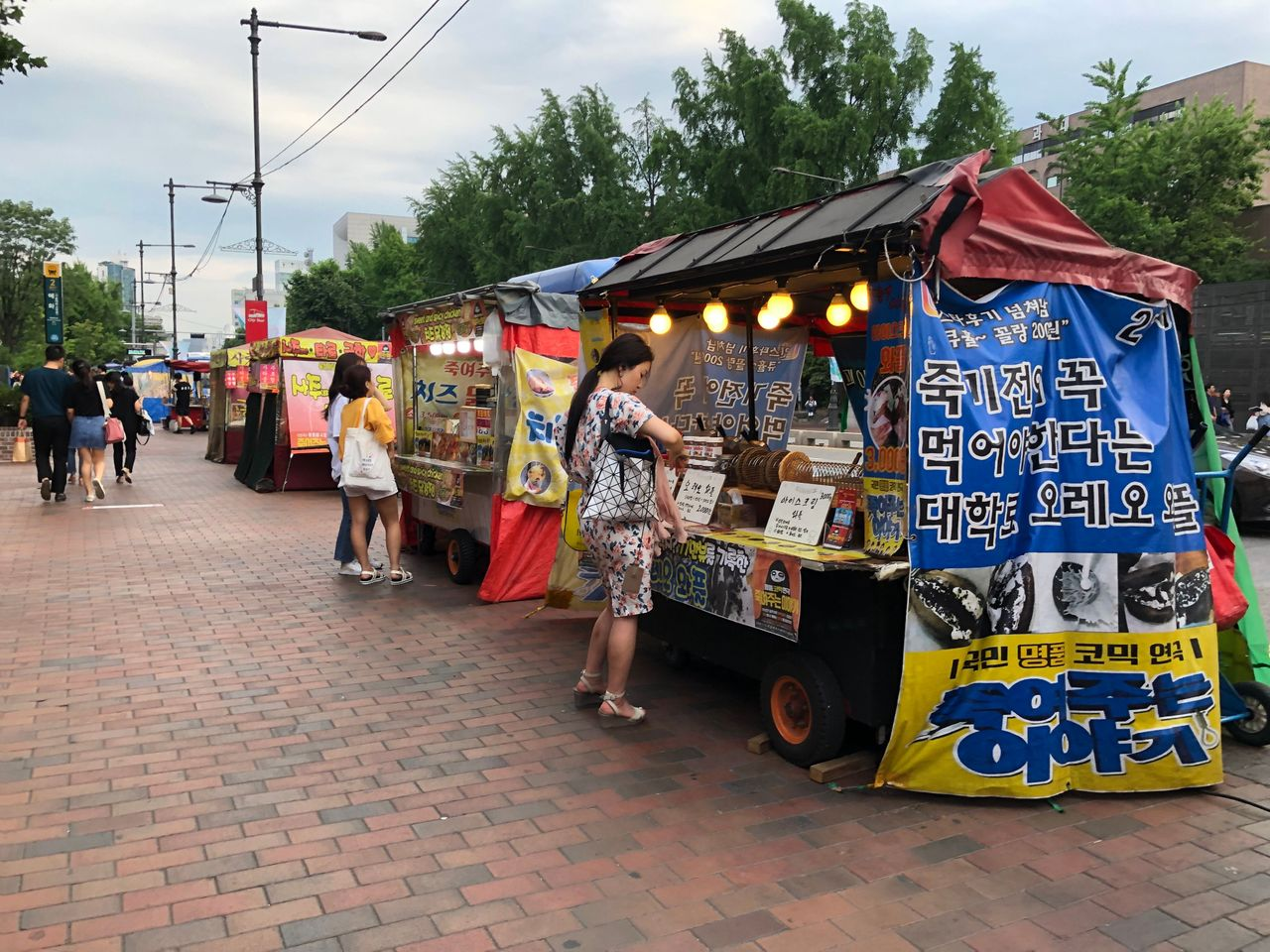 现代惠化大学路，热门文化区与街头小吃摊互动