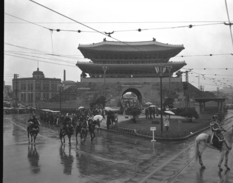 兴仁之门1963年旧照片，东大门热闹商圈与骑马警察画面