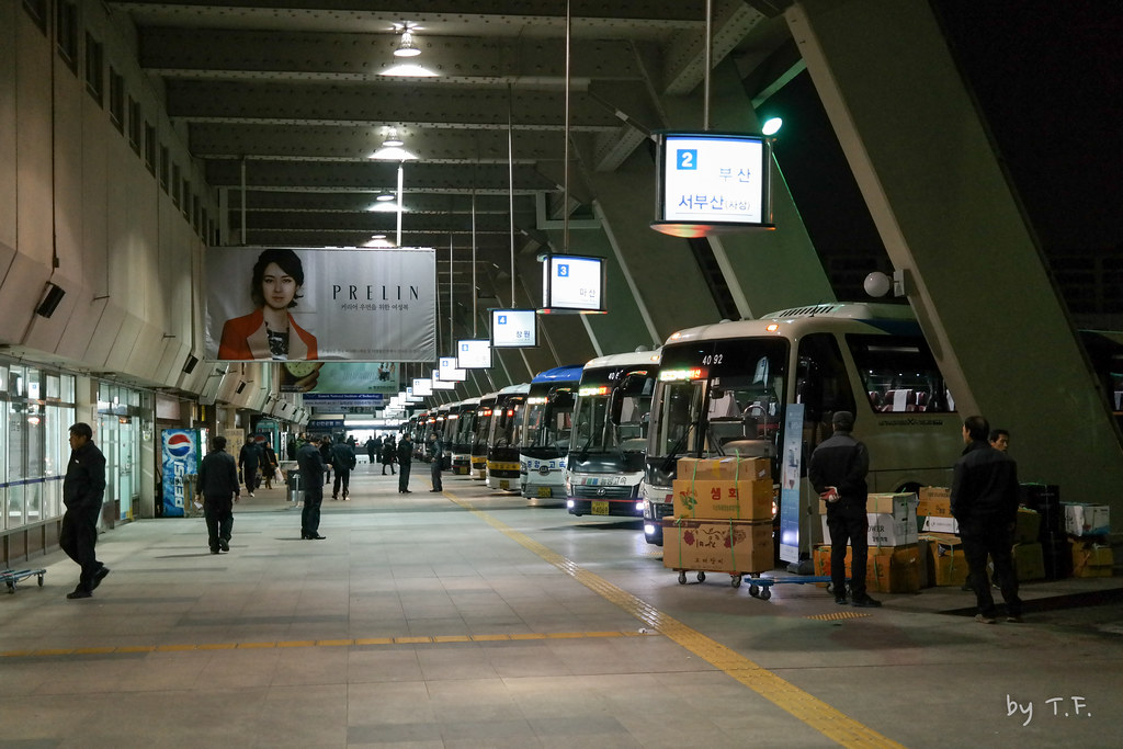 现代高速巴士转运站，首尔重要交通枢纽，连接江原道