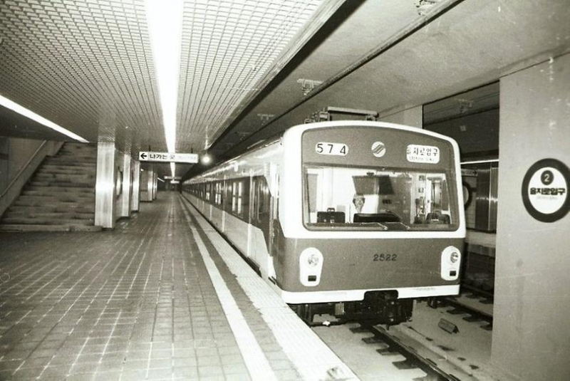 乙支路入口站1983年历史照片，地铁站内的年代概况展示