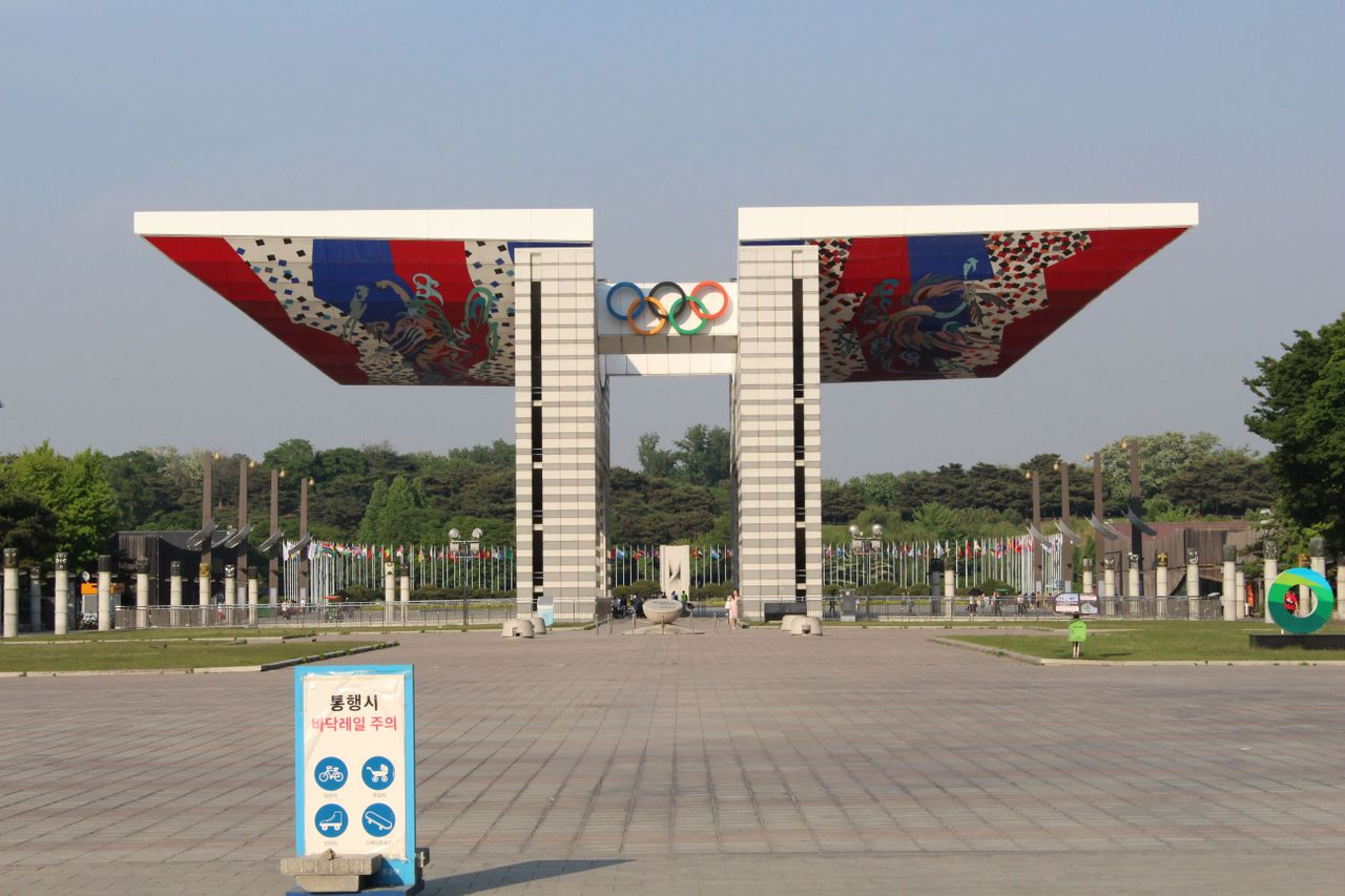 现代奥林匹克公园，世界和平之门地标依旧矗立，展现历史的持续性