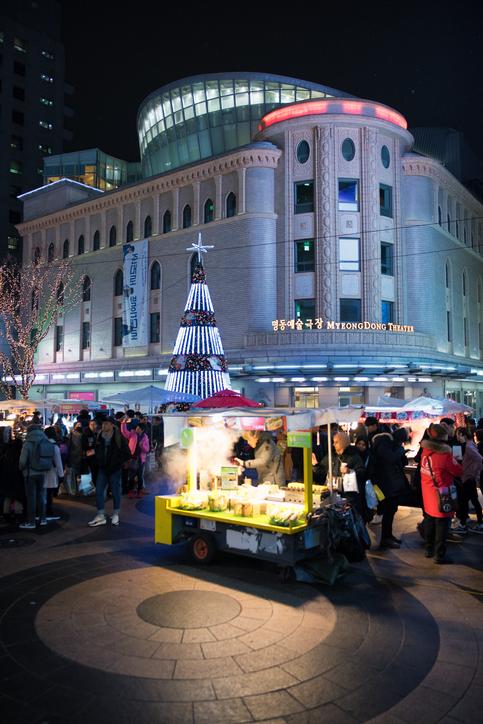 现代明洞街道夜市，繁忙的购物区与明洞剧场灯光璀璨