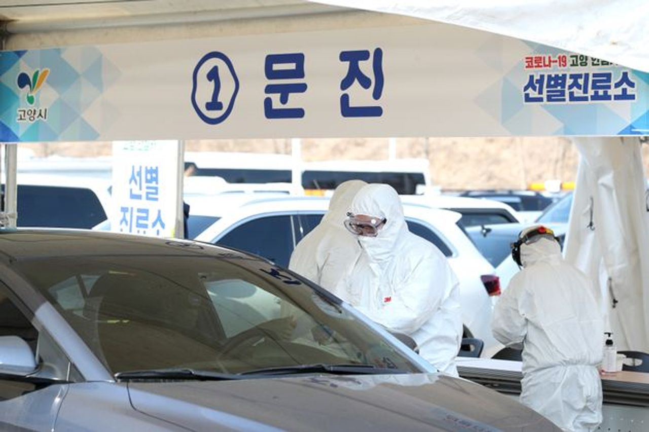 Korean "Drive Thru" Coronavirus test for less inspection time and to avoid infection.