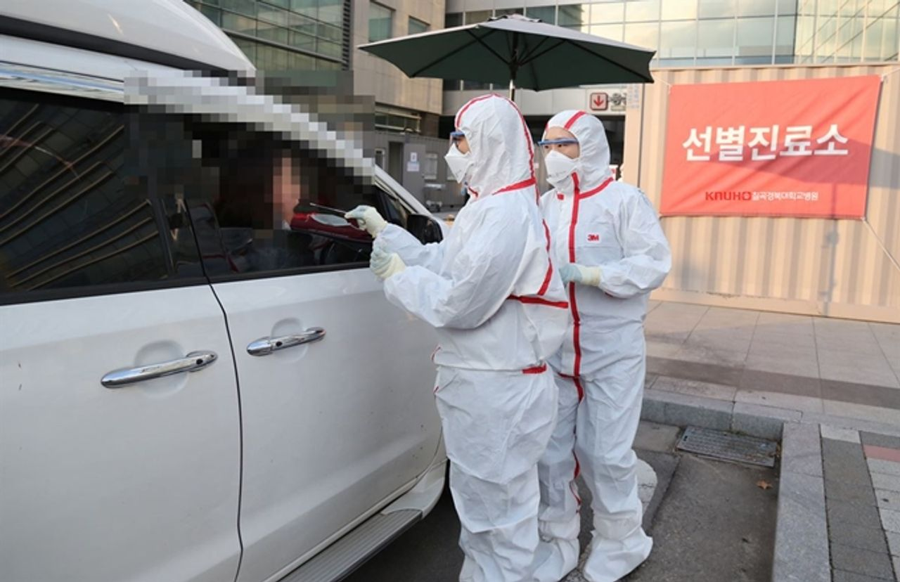 Korean "Drive Thru" Coronavirus test for less inspection time and to avoid infection.