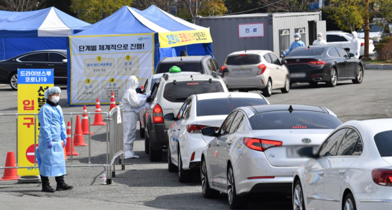 Korean "Drive Thru" Coronavirus test for less inspection time and to avoid infection.