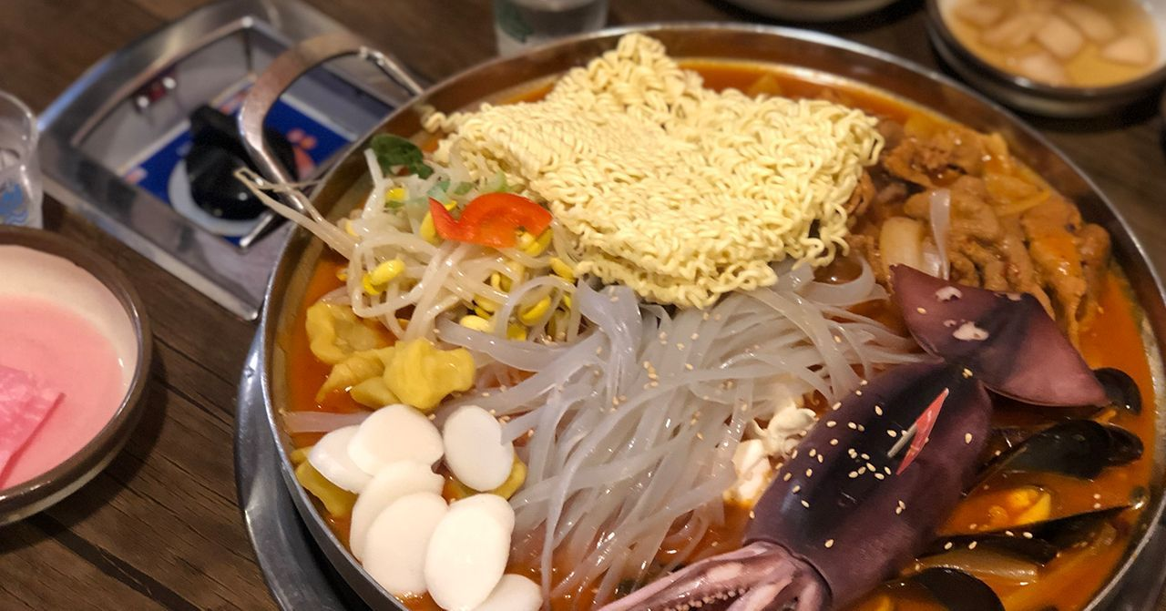 韩国火锅料理展示，强调韩国的共食文化