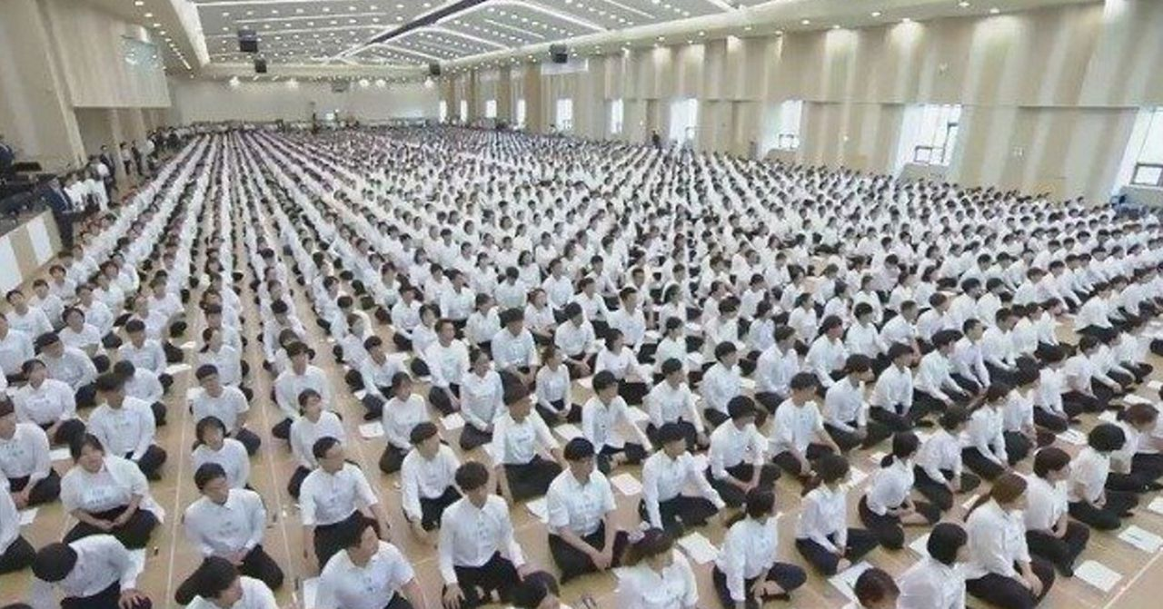 韩国新天地教会成员聚集在一起举行礼拜活动