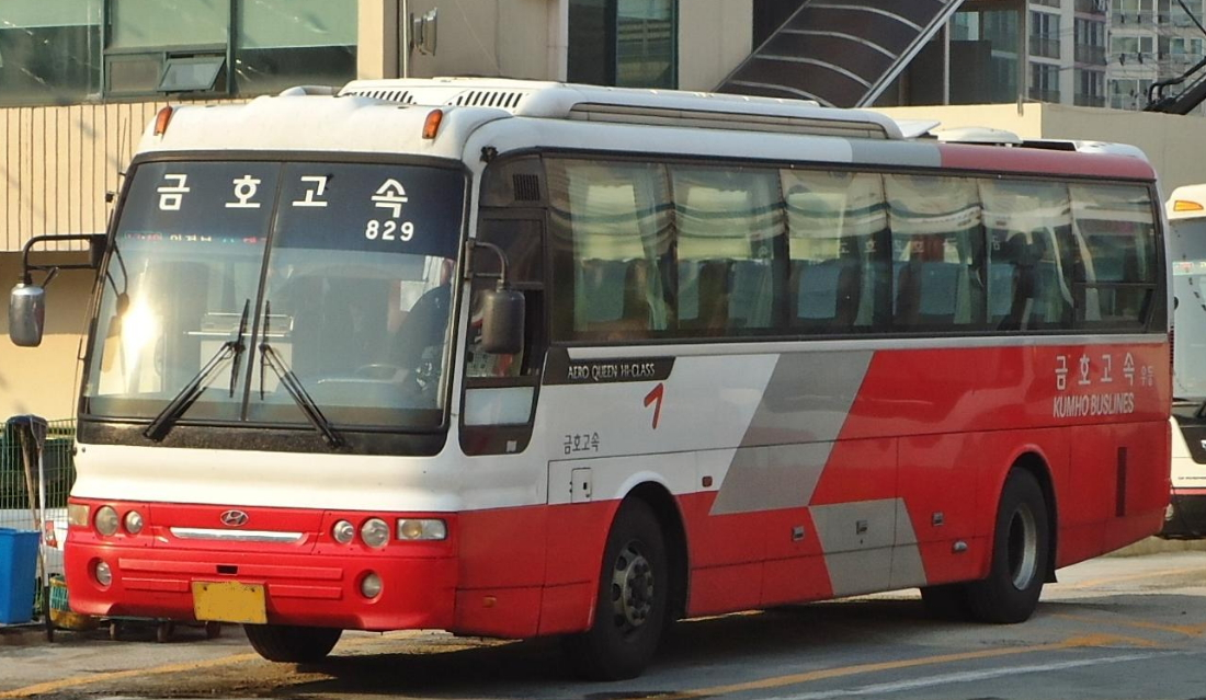 Bus express en Corée, un moyen de transport économique et rapide pour relier Séoul et d'autres villes sans arrêts intermédiaires.