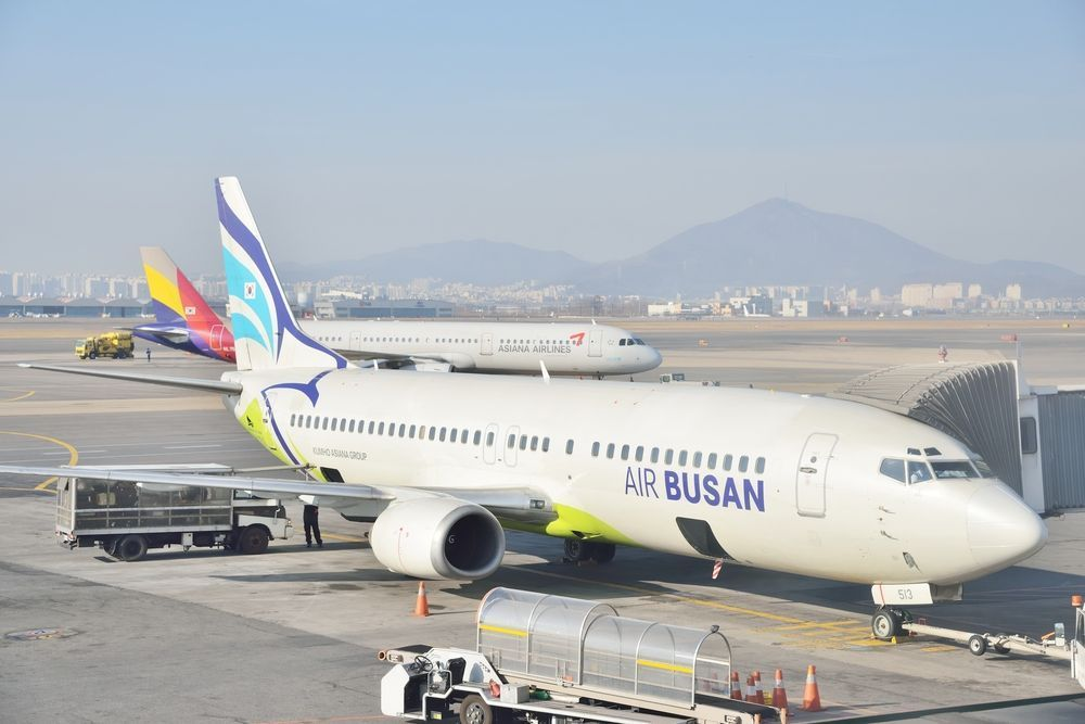 Avion de la compagnie Air Busan à l'aéroport de Séoul, Corée, offrant des vols rapides et confortables pour les déplacements vers Jeju et autres destinations.