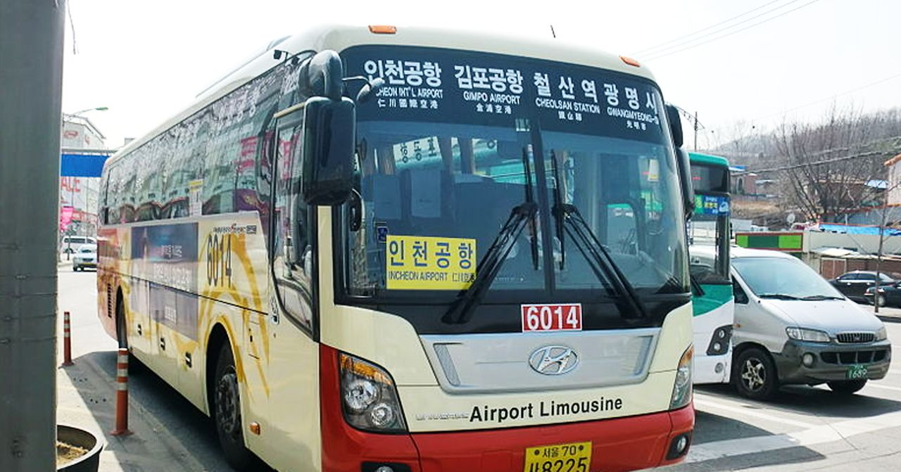 Bus de l'aéroport en Corée, aussi connu comme 'Limousine de l'aéroport', offrant un transport confortable et direct vers divers endroits depuis l'aéroport international d'Incheon.