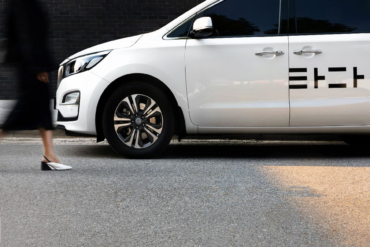 Van de TADA en Corée, un service de navette privé offrant des trajets confortables avec WiFi et autres commodités, idéal pour les groupes nombreux.