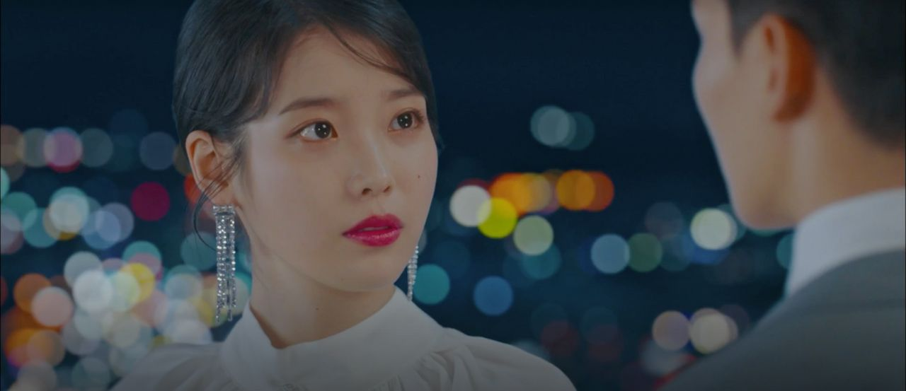 《德魯納酒店》第3集中的經典場景，角色在天台上俯瞰城市燈火。