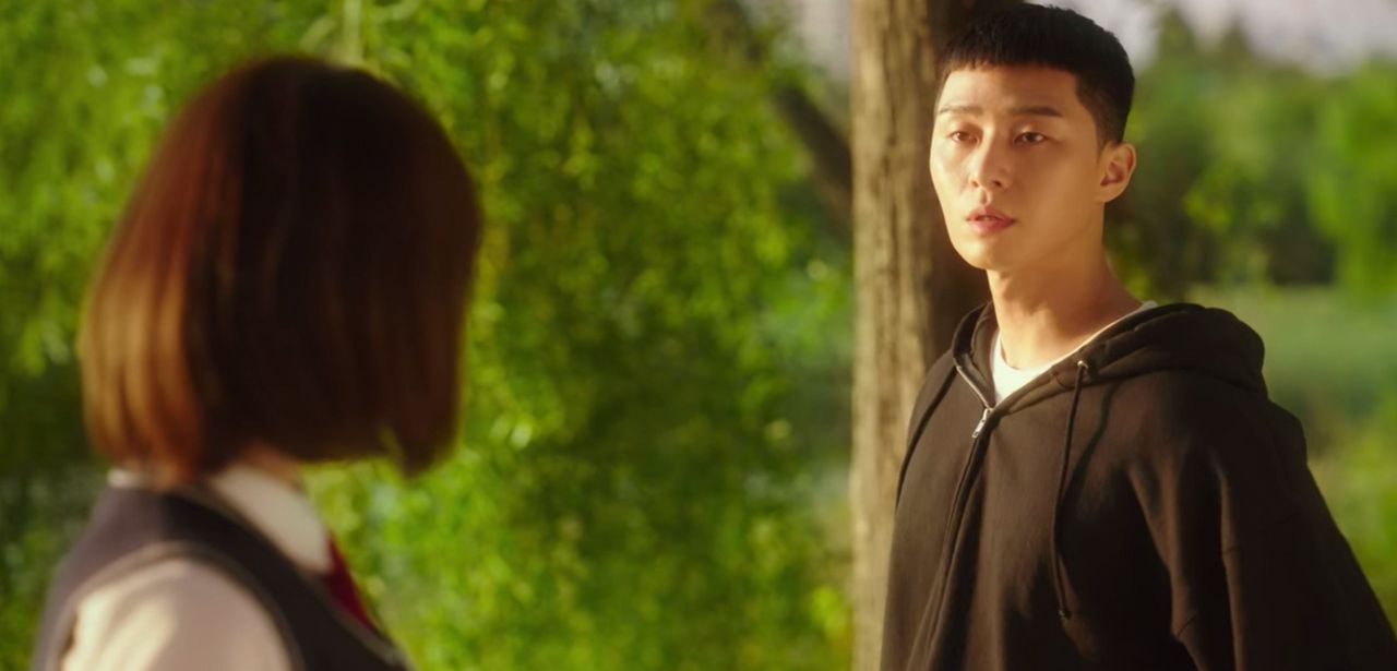 《梨泰院Class》第1集的一幕，角色們在一個公園中進行對話。