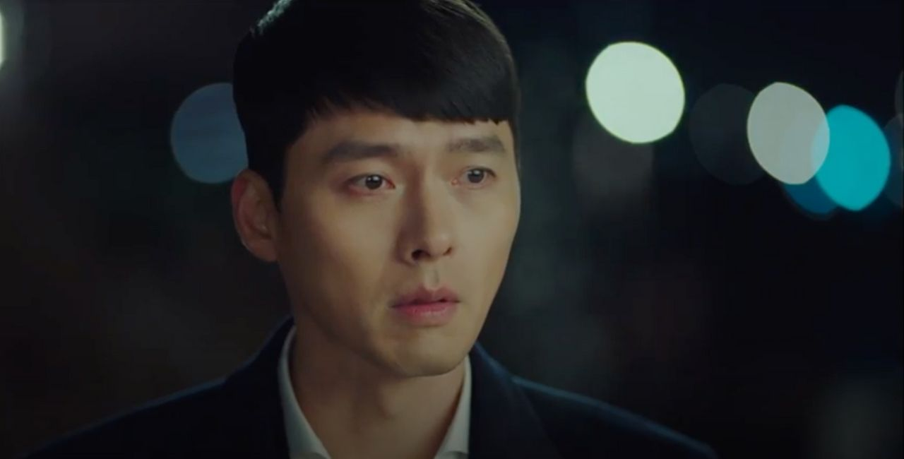 《愛的迫降》第6集中，男主在黑暗中，燈光效果增加了戲劇性。