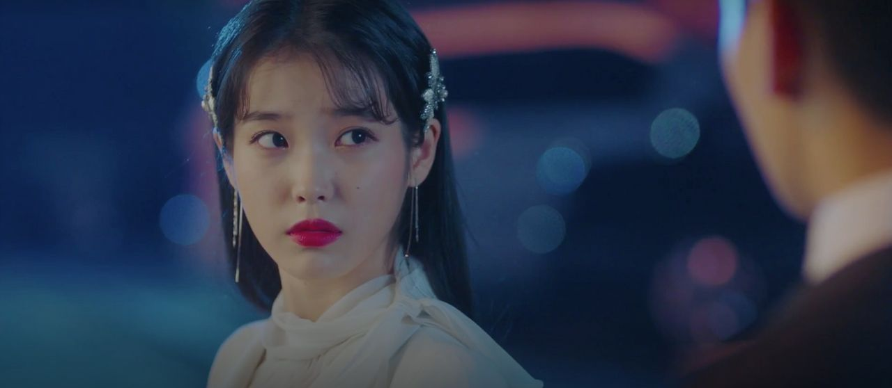 《德魯納酒店》第2集中，角色站在一個陽臺上，背景有都市夜景。