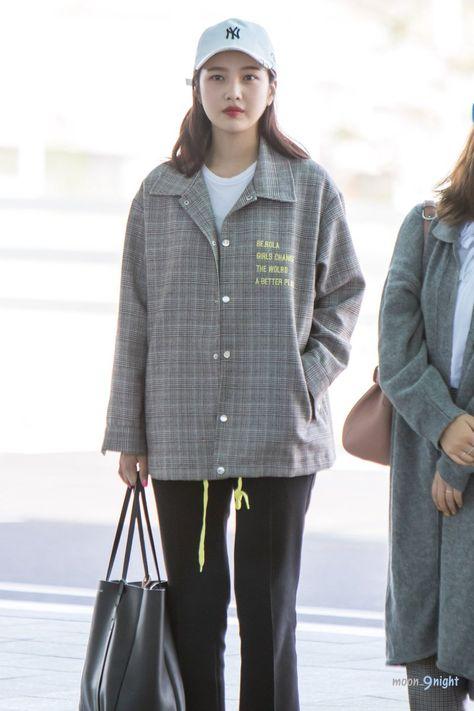 ผู้หญิงสวมหมวก Rookie Ball Cap ทีม New York Yankees และแจ็คเก็ตพิมพ์ลายที่สนามบิน