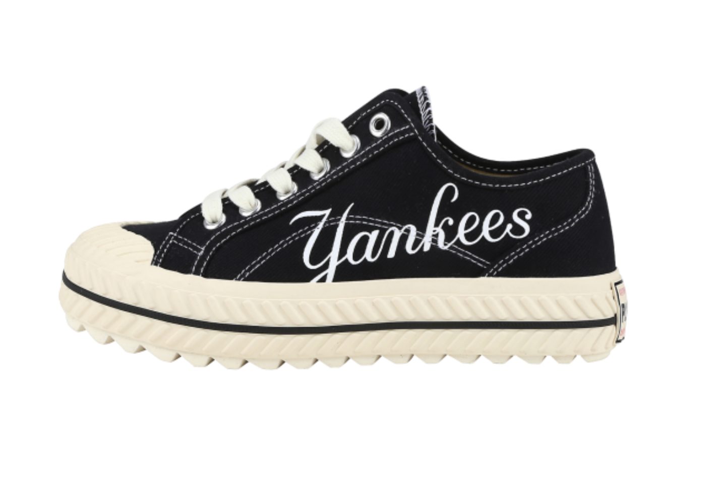 รองเท้า MLB รุ่น Play Ball Chunky New York Yankees สีดำที่มีโลโก้ Yankees ขนาดใหญ่