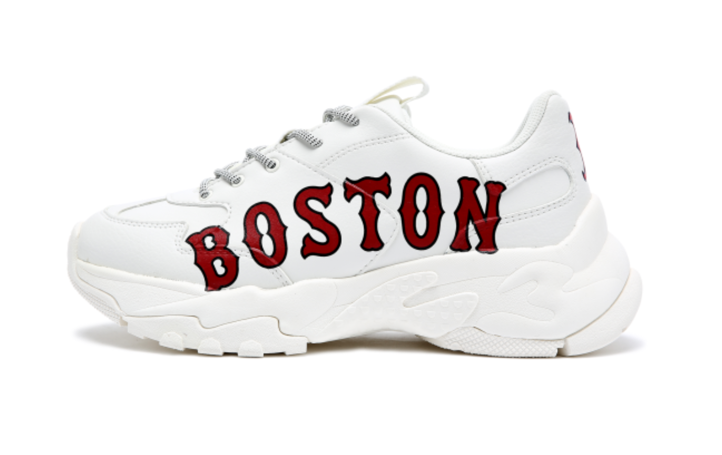 รองเท้า MLB รุ่น Bigball Chunky P Boston สีขาวที่มีคำว่า 'BOSTON' สีแดงเด่นชัด