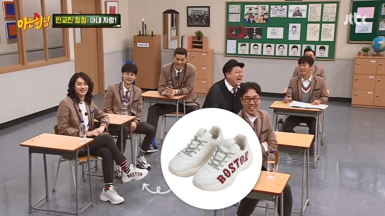 กลุ่มนักเรียนหลายคนในห้องเรียนที่กำลังสวมรองเท้า MLB รุ่น Bigball Chunky P Boston แสดงลักษณะของคำว่า 'BOSTON' บนรองเท้า