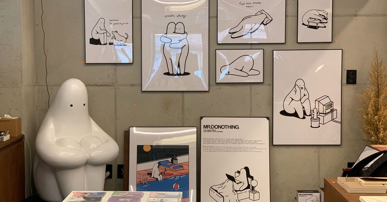 Mr.Donothing咖啡廳內的藝術裝置，展現幽默及極簡的插畫與雕像，吸引藝術愛好者的目光。