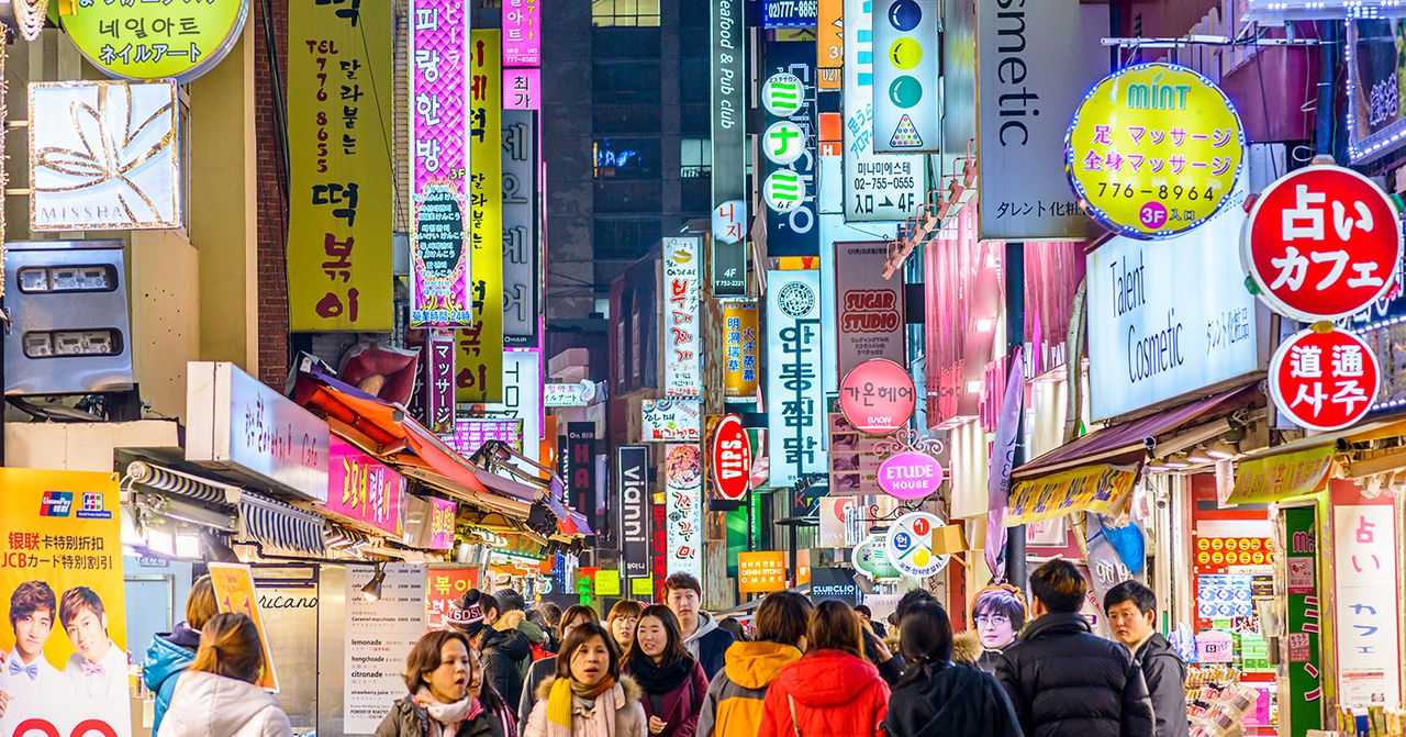 韩国明洞购物街，霓虹灯广告牌林立