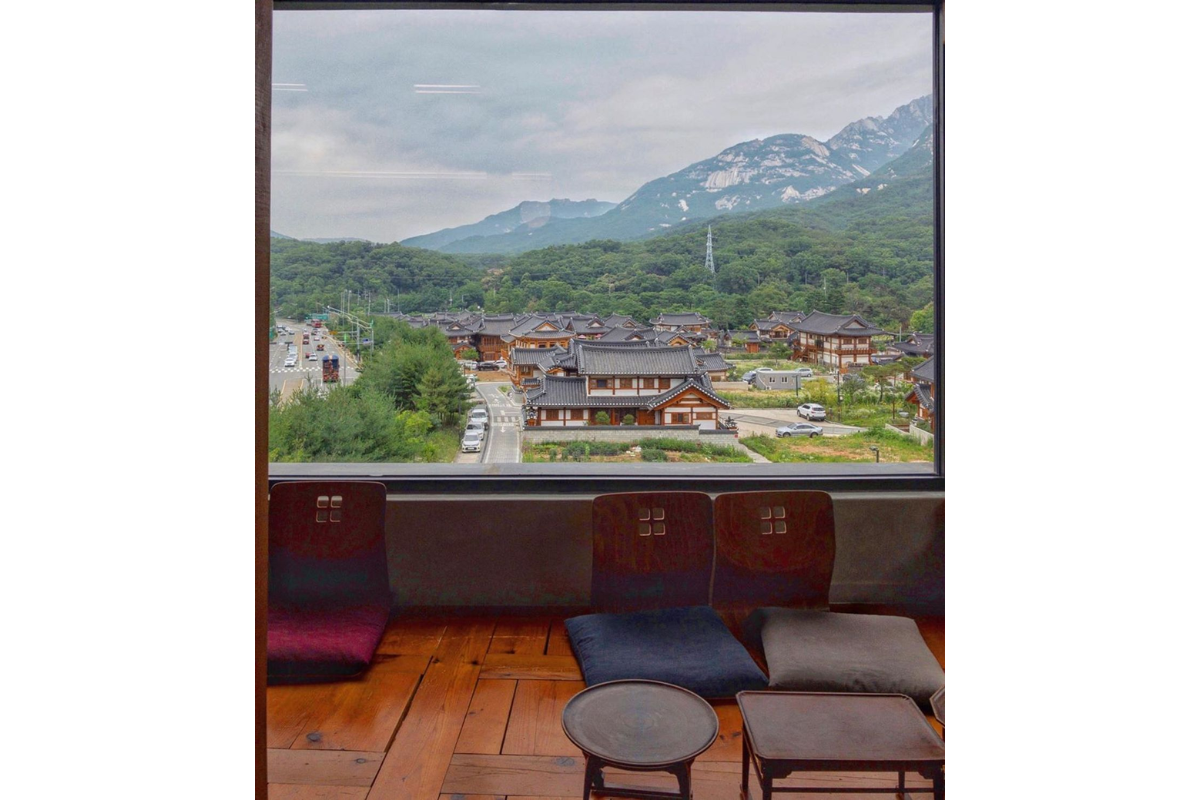 透過Cafe大窗俯瞰恩平韓屋村，寧靜美麗的傳統韓國建築與遠山景色共存