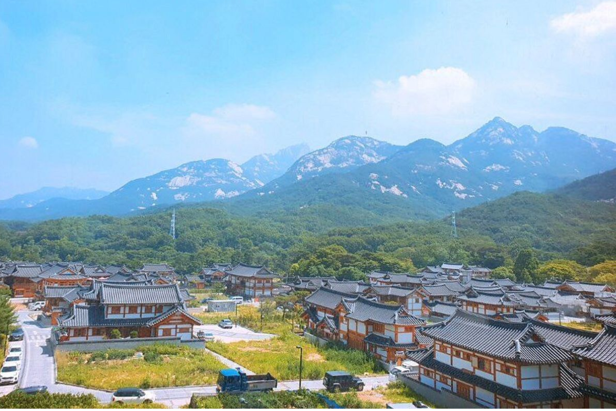 首爾恩平韓屋村的壯觀全景，韓屋及周圍羣山相映成趣，北漢山雄偉背景