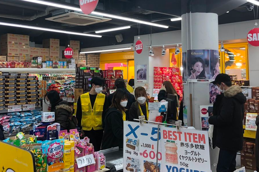 韓國小超市內部場景，展示逛街時的獨特風情。
