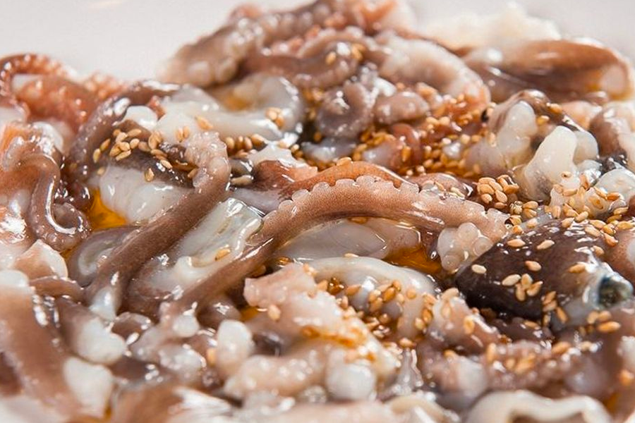 韓國特色活章魚料理，挑戰味覺極限的獨特美食。