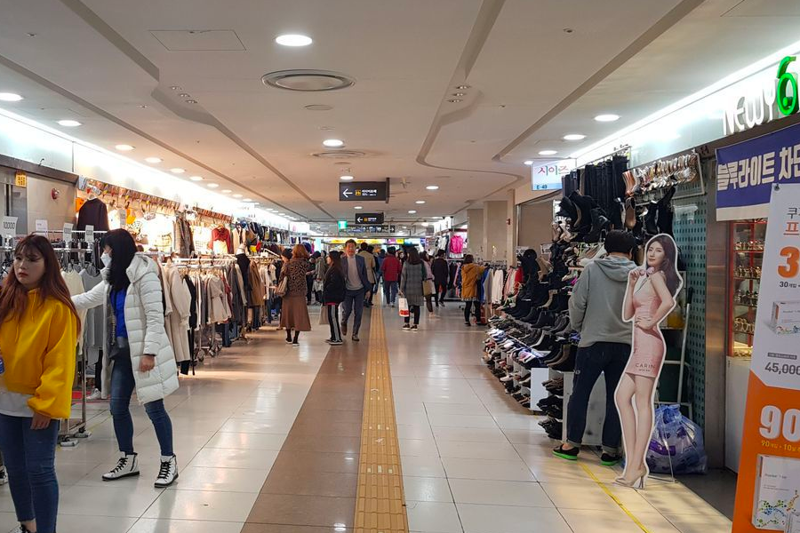 韓國地下街的購物場景，各種商品琳瑯滿目的購物天堂。