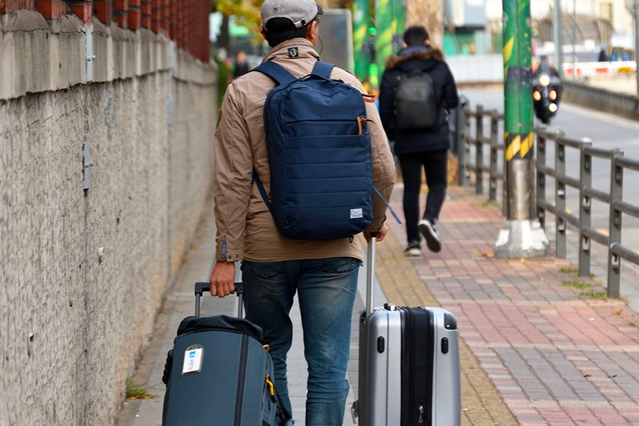 拖著行李的旅客，探索韓國的購物及旅遊冒險。
