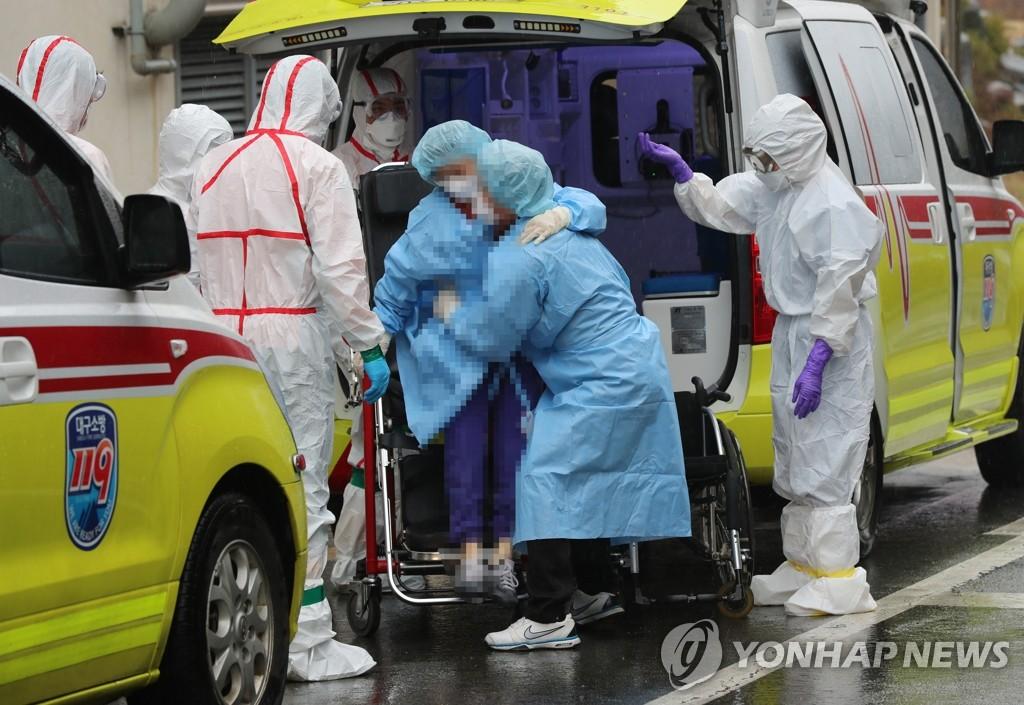 女兒不幸運地成為確診者,爸爸不惜一切將嗰女送到200km外醫院求醫