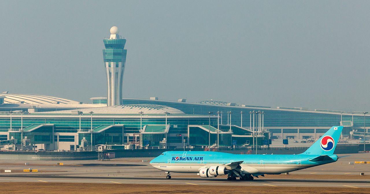 韓國航空公司班機停駐於仁川國際機場停機坪上，疫情下嘅交通影響。