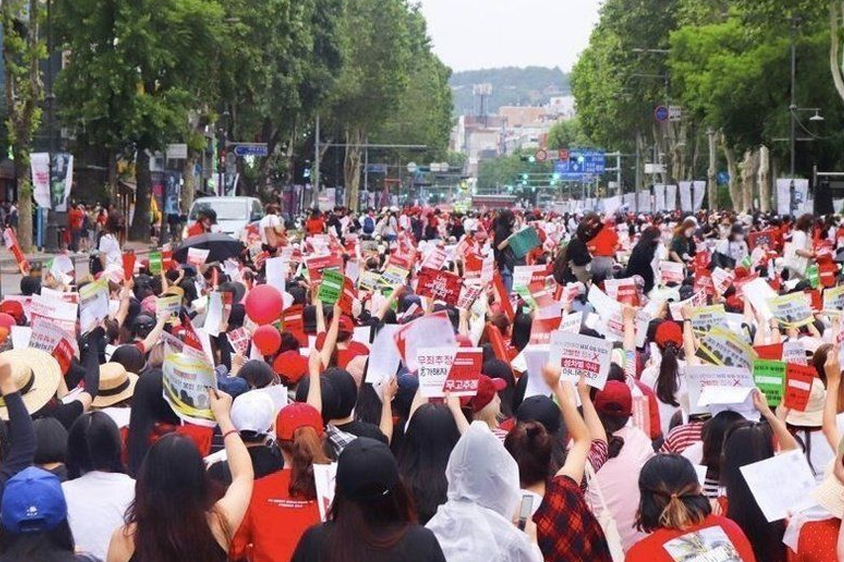 韩国民众在大城市街头举行众多抗议示威活动，聚焦性别歧视和性别平等问题的集会场景。