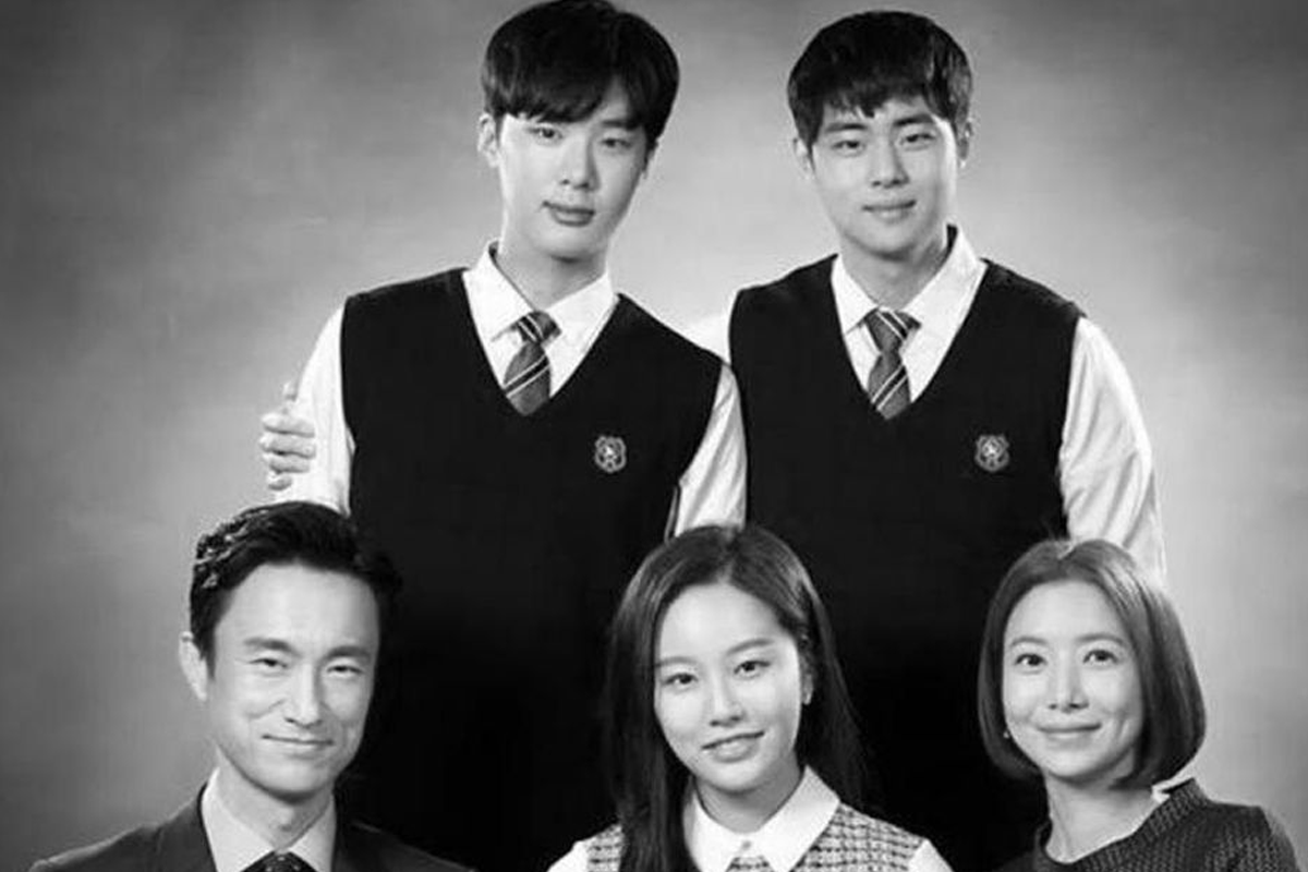 韩国学生在写真中幸福的时刻，展示年轻人对未来的期望和性别角色的多样性。