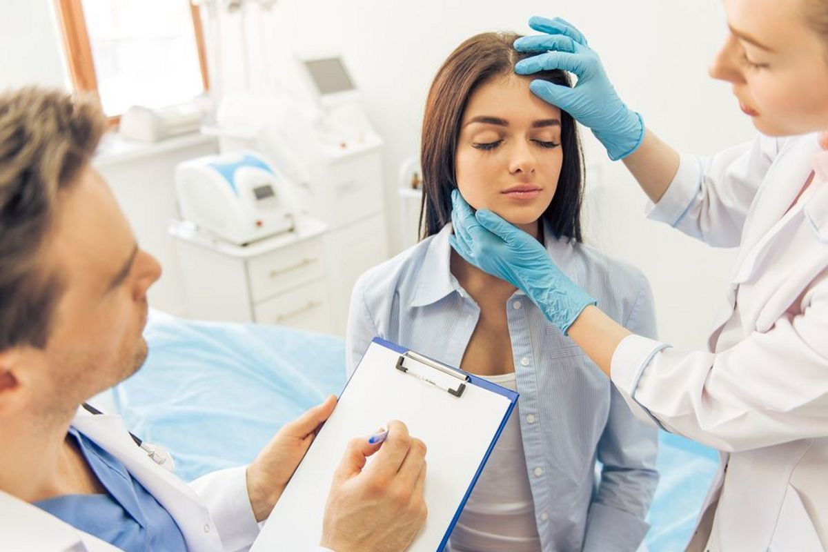 一名韩国女性在医院接受医疗检查场景，涉及女性在韩国社会的健康权益问题。