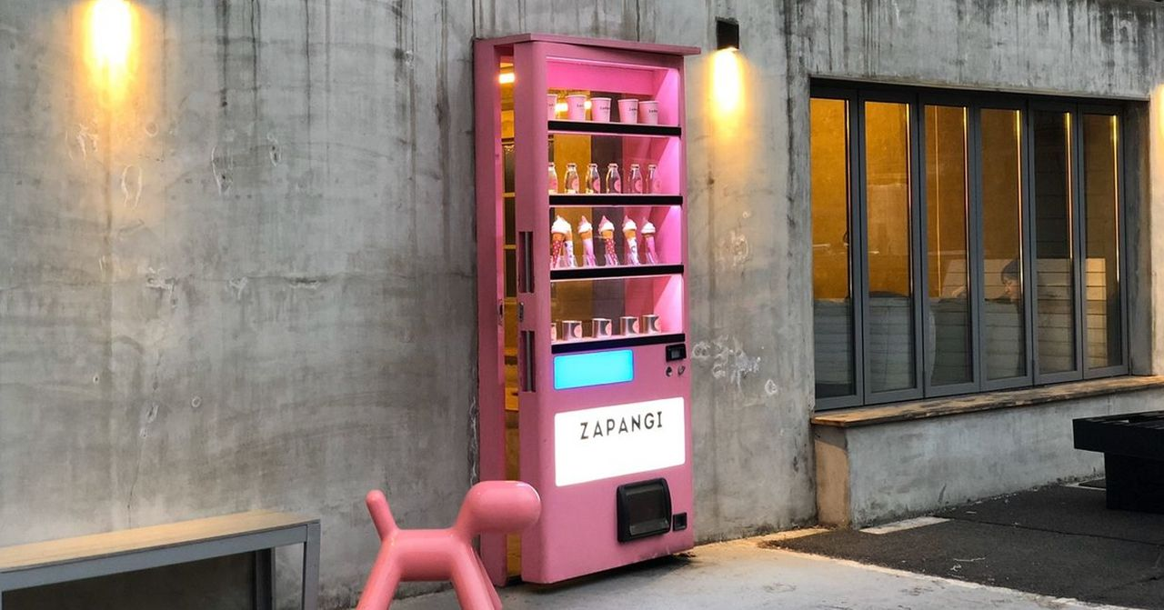 位於望遠洞的Zapangi咖啡廳，其獨特的粉紅色自動販賣機門面，吸引了許多本地和國際遊客前來參觀。