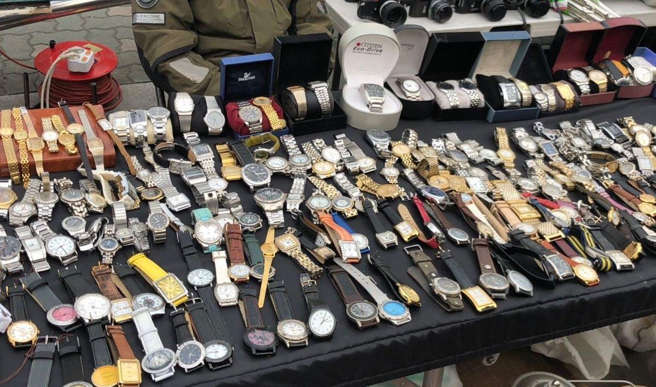 ภาพตลาดนาฬิกามือสองในประเทศเกาหลีใต้ที่มีหลากหลายรุ่นและแบรนด์ให้เลือกซื้อ เหมาะสำหรับนักสะสมและการหานาฬิกาที่มีคุณค่าสำหรับคนรักนาฬิก