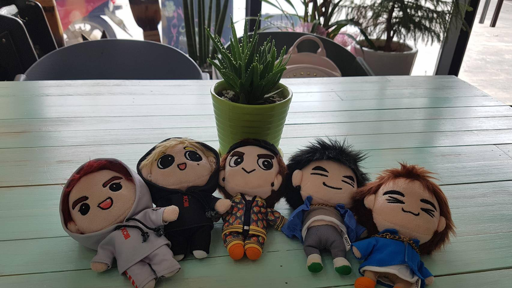 โต๊ะในคาเฟ่ Yogeo Bara ที่วางตุ๊กตาน่ารัก ๆ ที่มีลวดลายเลียนแบบสมาชิกวง GOT7 วางอยู่ในอิลซาน ประเทศเกาหลีใต้