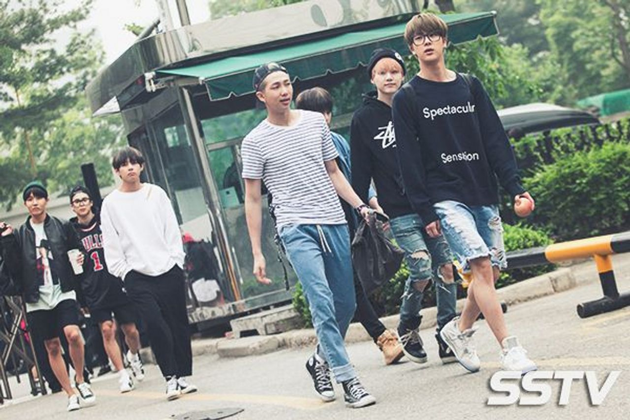 กลุ่มคนเดินสบาย ๆ บนถนนในย่านแฟชั่นเกาหลี แต่งตัวทันสมัยสไตล์เกาหลี