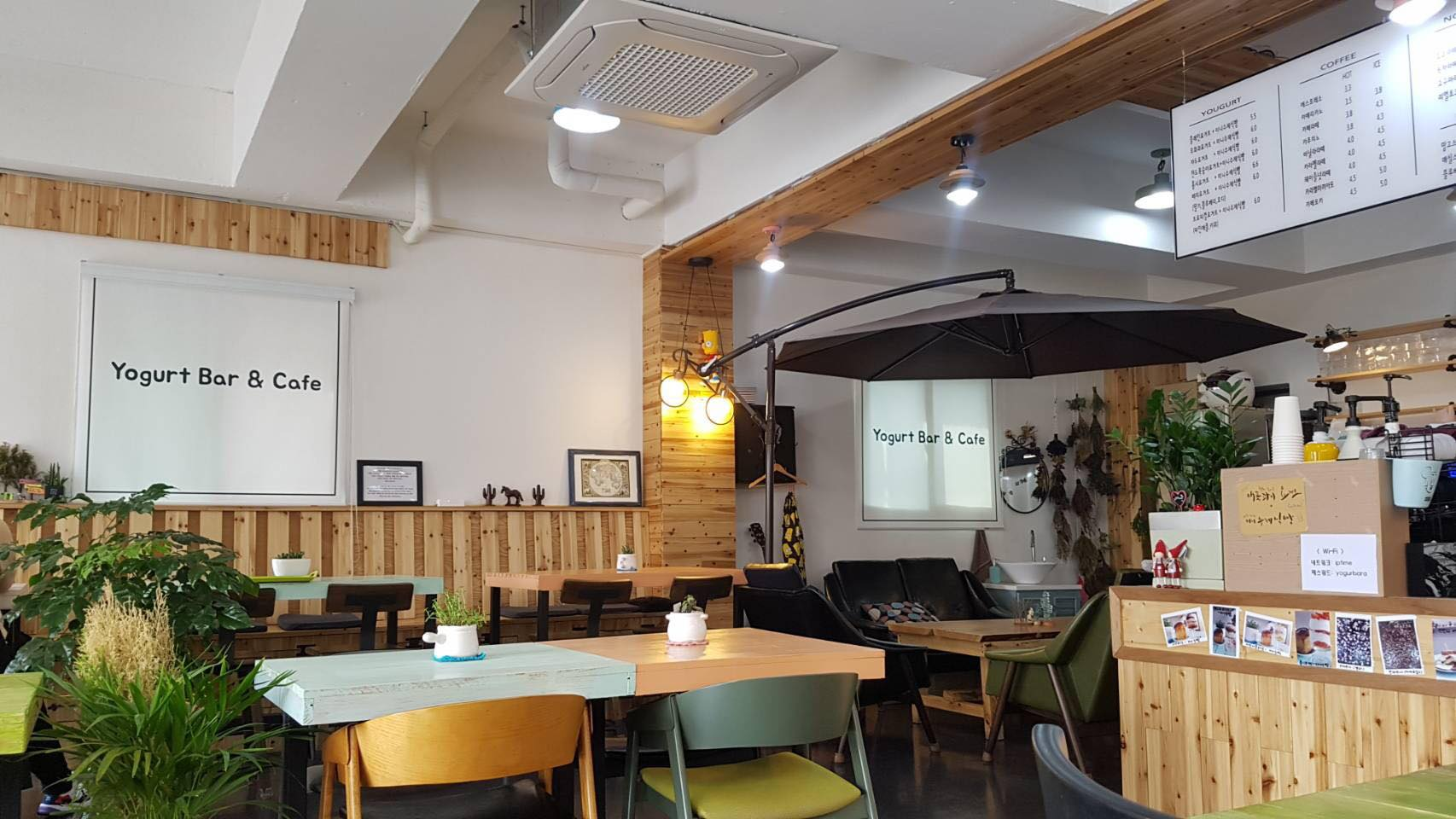 บรรยากาศภายในคาเฟ่ Yogeo Bara ที่ตกแต่งด้วยเฟอร์นิเจอร์ไม้และไฟตกแต่งอันอบอุ่นในอิลซาน ประเทศเกาหลีใต้