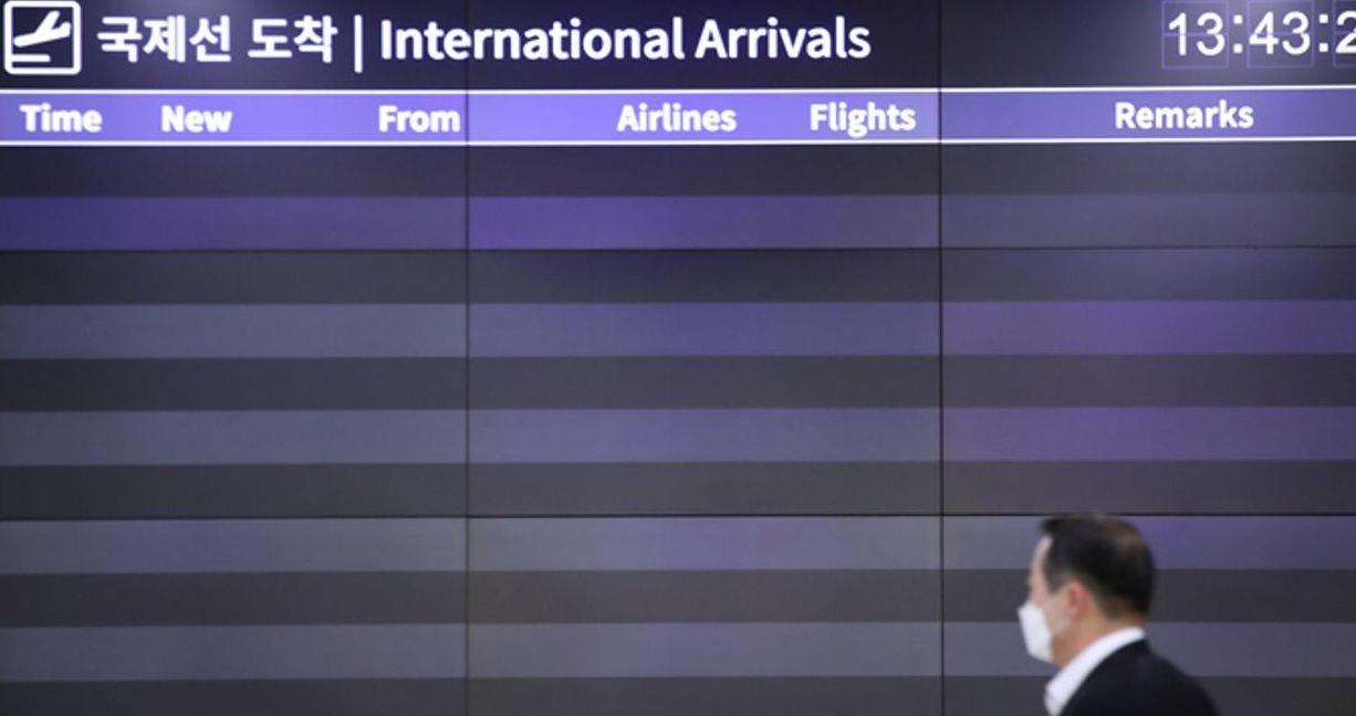金浦機場的國際航班抵達航班顯示屏因疫情影響空白無航班信息
