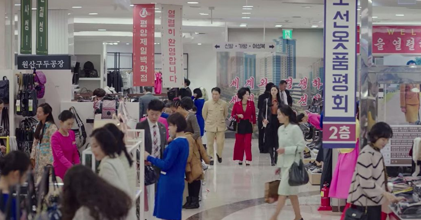 北韩百货商店的内部场景，人群购物背景